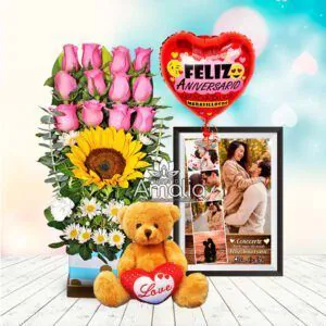 Arreglo floral de rosas rosadas y girasoles con peluche, globo de aniversario y cuadro personalizado