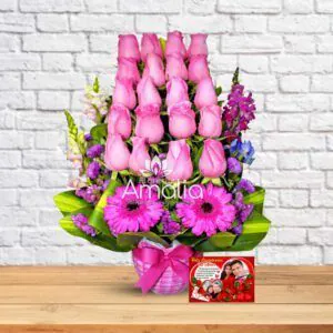 Arreglo floral de 20 rosas rosadas con gerberas fucsias y tarjeta de amor