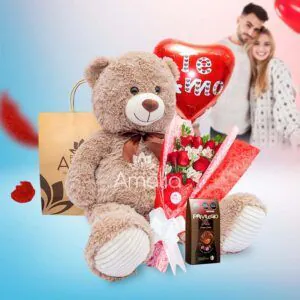 "Combo Amoroso" con osito de peluche, rosas, globo 'Te Amo' y chocolates PRIVILEGIO XL de Florería Amalia, ideal para sorpresas románticas."