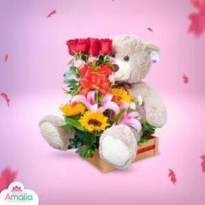 Oso de peluche con un ramo de rosas rojas y flores de colores en Florería Amalia, entrega de cariño en Lima y Callao.