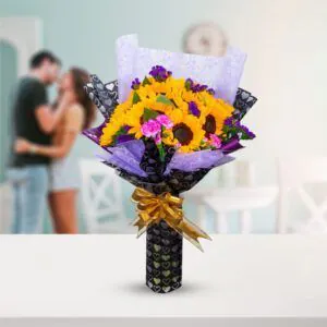 Ramo Radiante de girasoles y flores rosas con papel de regalo decorativo, perfecto para expresar amor y cariño.