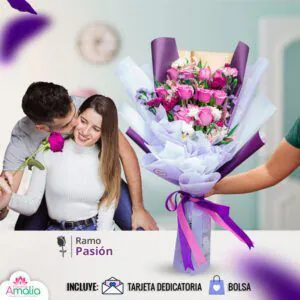 Ramo 'Pasión' con una mezcla de flores en tonos rosas y lilas, presentado en papel de envoltura violeta, perfecto para expresar amor y afecto.