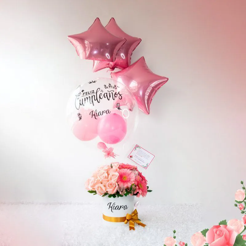 Arreglo de cumpleaños con rosas, margaritas y globos de helio personalizados con nombre para celebraciones especiales.