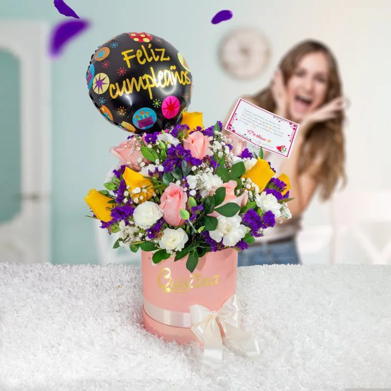 Arreglo floral de cumpleaños con rosas y flores variadas en caja personalizada 'Cristina', acompañado de un globo festivo.