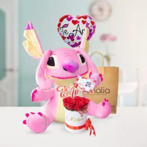Peluche de Angela rosa con globo en forma de corazón y caja de rosas, un regalo adorable de Florería Amalia."