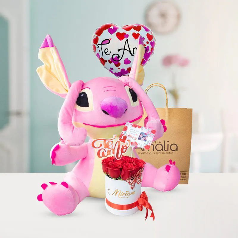 Peluche de Angela rosa con globo en forma de corazón y caja de rosas, un regalo adorable de Florería Amalia."
