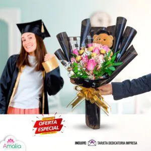 Ramo de flores para graduación con osito de peluche y tarjeta de felicitación, presentado por Florería Amalia.