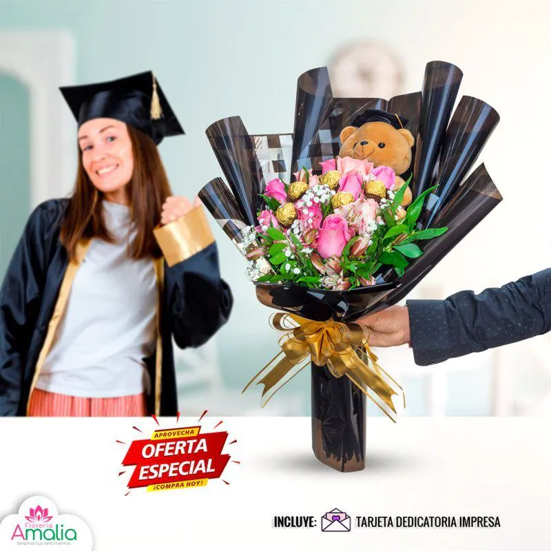 Ramo de flores para graduación con osito de peluche y tarjeta de felicitación, presentado por Florería Amalia.