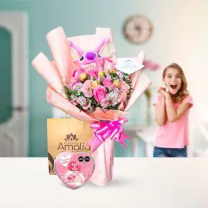 Ramo de flores rosadas con peluche y chocolates en empaque de regalo de Florería Amalia, sorpresa perfecta para momentos especiales.