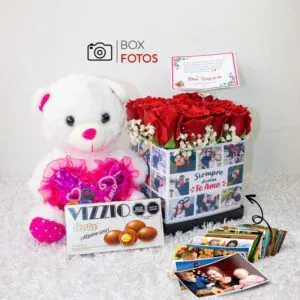 Regalo personalizado con caja de fotos, rosas rojas, peluche, y chocolates, ideal para expresar amor y recuerdos compartidos.