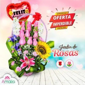 🌹 Canasta de flores "Jardín de Rosas" con girasol, rosas rosadas, lirios y globo de "Feliz Aniversario." Ideal para una ocasión especial.