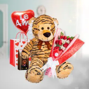 Combo romántico con peluche de tigre, ramo de rosas rojas, globo en forma de corazón 'Te Amo', y chocolates, ideal para sorprender y expresar amor.