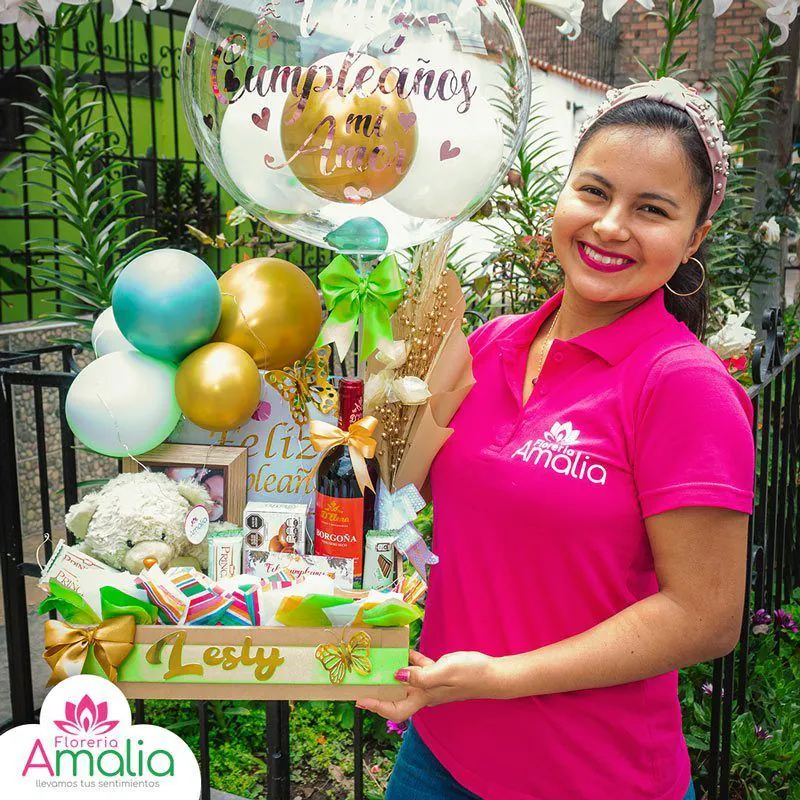 🎁 Canasta "Fuente de Amor" personalizada con globos, vino, oso de peluche y detalles para celebrar un cumpleaños.