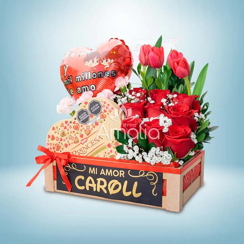 🌹 "Baúl de Rosas y Tulipanes" con rosas rojas, tulipanes y una caja de chocolates. Un regalo encantador para expresar amor.