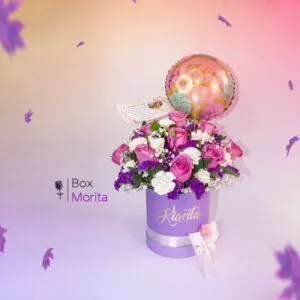 Arreglo floral en caja con globo y tarjeta para cumpleaños.