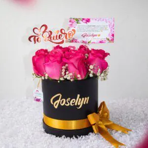 Exquisito arreglo de rosas fucsias en caja personalizada con el nombre 'Joselyn', adornado con un lazo dorado, ideal para expresar amor y aprecio.