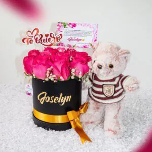 "Arreglo de rosas fucsia en caja personalizada con nombre 'Joselyn' y osito de peluche, un regalo perfecto para demostrar amor y cariño."
