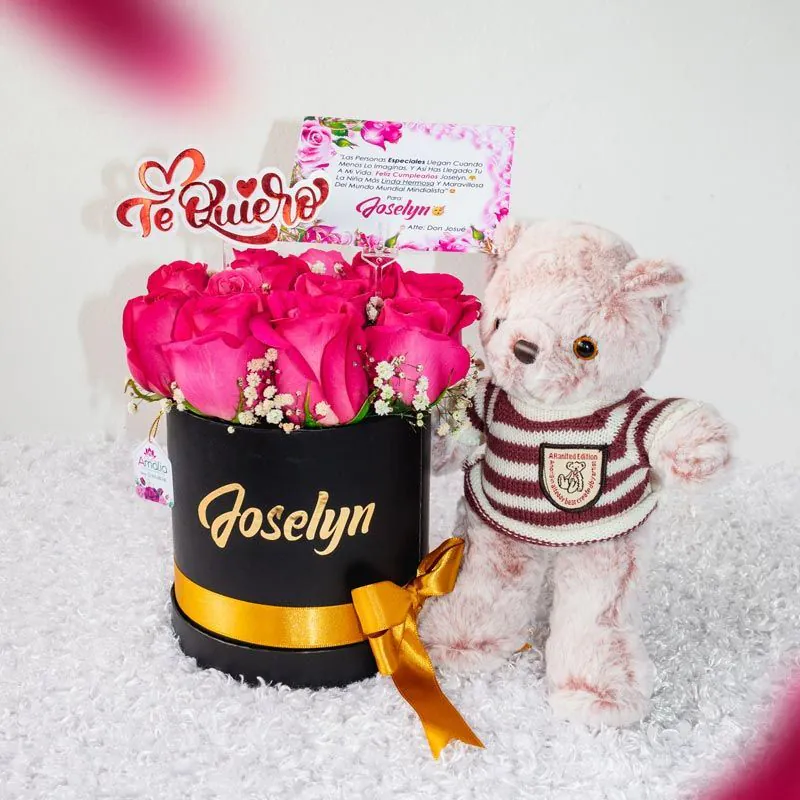 "Arreglo de rosas fucsia en caja personalizada con nombre 'Joselyn' y osito de peluche, un regalo perfecto para demostrar amor y cariño."