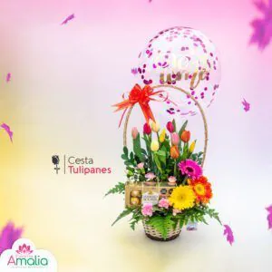 Cesta de tulipanes coloridos con globo, decoración floral y chocolates Ferrero Rocher.