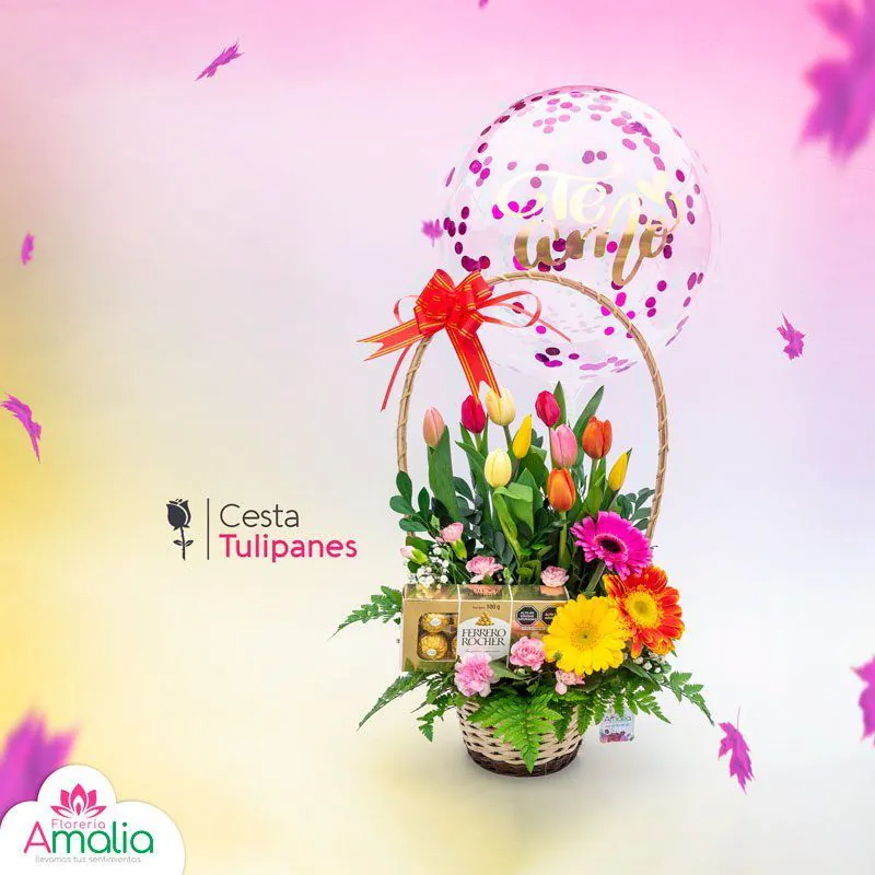 Cesta de tulipanes coloridos con globo, decoración floral y chocolates Ferrero Rocher.