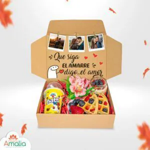 Caja de desayuno temática 'Amor Duradero' con alimentos variados y decoraciones amorosas.