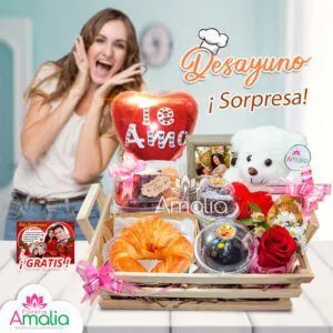 🥐 Bandeja de madera con desayuno sorpresa, oso de peluche, croissant, frutas, chocolates y globos con mensaje "Te Amo."
