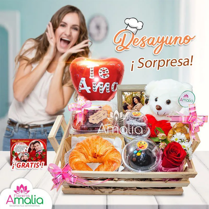 🥐 Bandeja de madera con desayuno sorpresa, oso de peluche, croissant, frutas, chocolates y globos con mensaje "Te Amo."