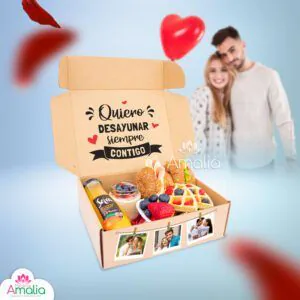 Caja de desayuno sorpresa con el mensaje 'Quiero desayunar siempre contigo' incluyendo una variedad de bocadillos, jugos y frutas, perfecto para un regalo romántico.