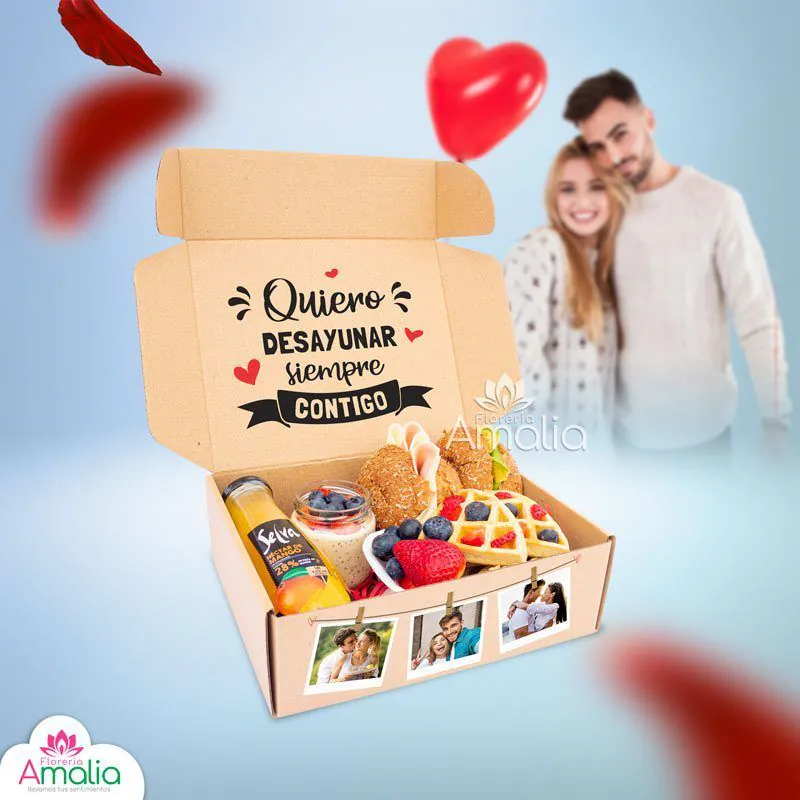 Caja de desayuno sorpresa con el mensaje 'Quiero desayunar siempre contigo' incluyendo una variedad de bocadillos, jugos y frutas, perfecto para un regalo romántico.