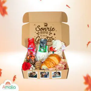 Caja de desayuno con variedad de alimentos y detalles decorativos.
