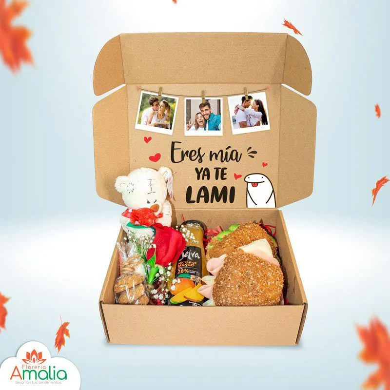 Caja de desayuno personalizada con fotos y mensajes de amor, acompañada de delicias culinarias.