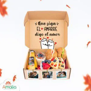 Caja de desayuno con mensaje de amor y variedad de alimentos frescos.