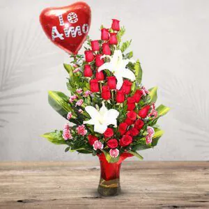 🌹 Arreglo floral "Espiral de Rosas" con rosas rojas, lirios blancos y globo "Te Amo." Un regalo romántico para expresar amor.