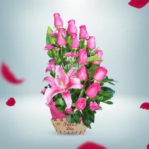 🌸 "Media Luna de Rosas Rosadas" con lirio rosa, rosas y globo "Feliz Día."