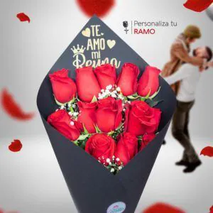 Ramo de rosas rojas frescas con detalles de letras doradas, envuelto en papel oscuro personalizado con un mensaje de 'Te amo mi reina', ideal para demostrar amor profundo.
