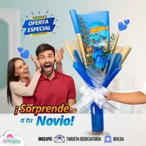 Arreglo especial para novio con rosas azules y un juego de Hot Wheels en un envoltorio vistoso, perfecto para una sorpresa alegre y única.