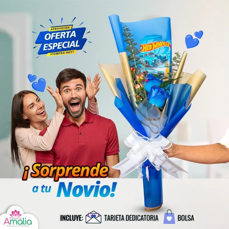 Arreglo especial para novio con rosas azules y un juego de Hot Wheels en un envoltorio vistoso, perfecto para una sorpresa alegre y única.