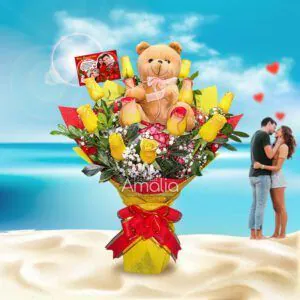 Arreglo con oso de peluche y ramo de rosas amarillas.