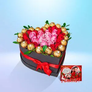 Caja en forma de corazón con rosas rojas, rosas rosadas y chocolates Ferrero Rocher.