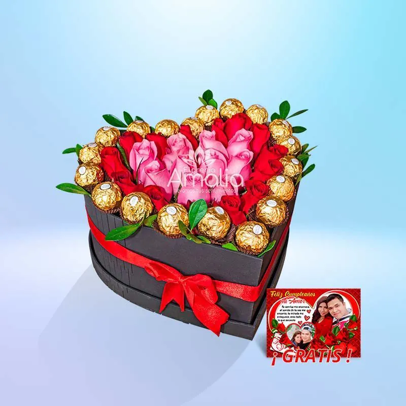 Caja en forma de corazón con rosas rojas, rosas rosadas y chocolates Ferrero Rocher.