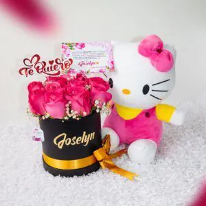 Encantador arreglo de rosas fucsias en caja personalizada con nombre 'Joselyn' acompañado de un peluche de Hello Kitty, ideal para regalos tiernos y personalizados.