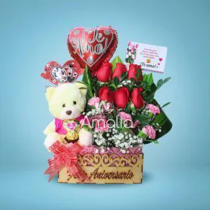Osito con ramo de rosas y claveles, globos de amor