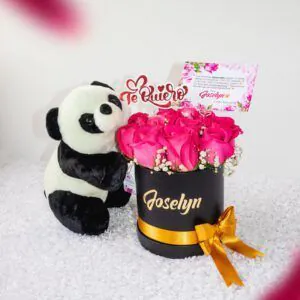 Encantador arreglo de rosas fucsias en una caja personalizada con el nombre 'Joselyn' acompañado de un peluche de panda, ideal para un regalo tierno y personalizado.