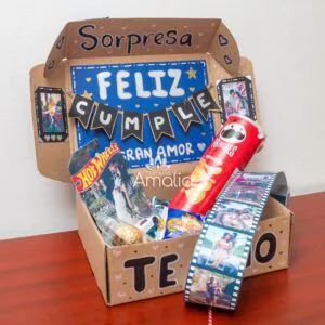 Caja sorpresa decorada para cumpleaños con Hot Wheels, Pringles, chocolates y fotos personalizadas, ideal para celebrar momentos especiales.