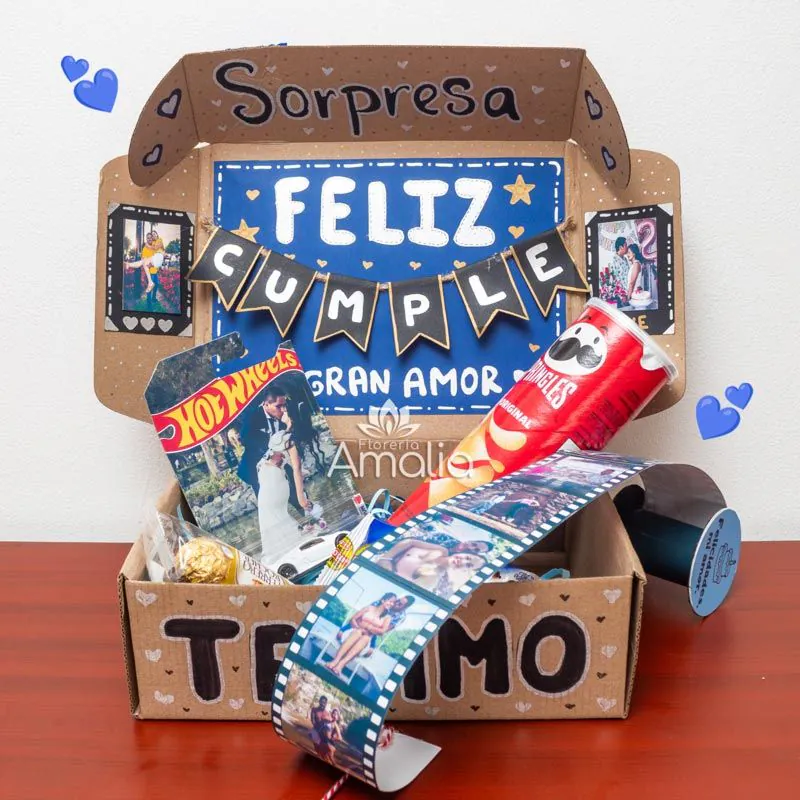 Caja sorpresa decorada para cumpleaños con Hot Wheels, Pringles, chocolates y fotos personalizadas, ideal para celebrar momentos especiales.