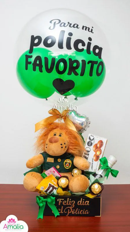 Caja decorativa con peluche temático de policía, globo personalizado, chocolates Ferrero Rocher y otros detalles, ideal para sorprender en el Día del Policía.