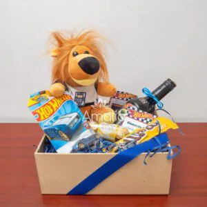 Caja decorativa con peluche de león, autos Hot Wheels, chocolates Ferrero Rocher y botella decorativa, ideal para regalos personalizados para hombres.
