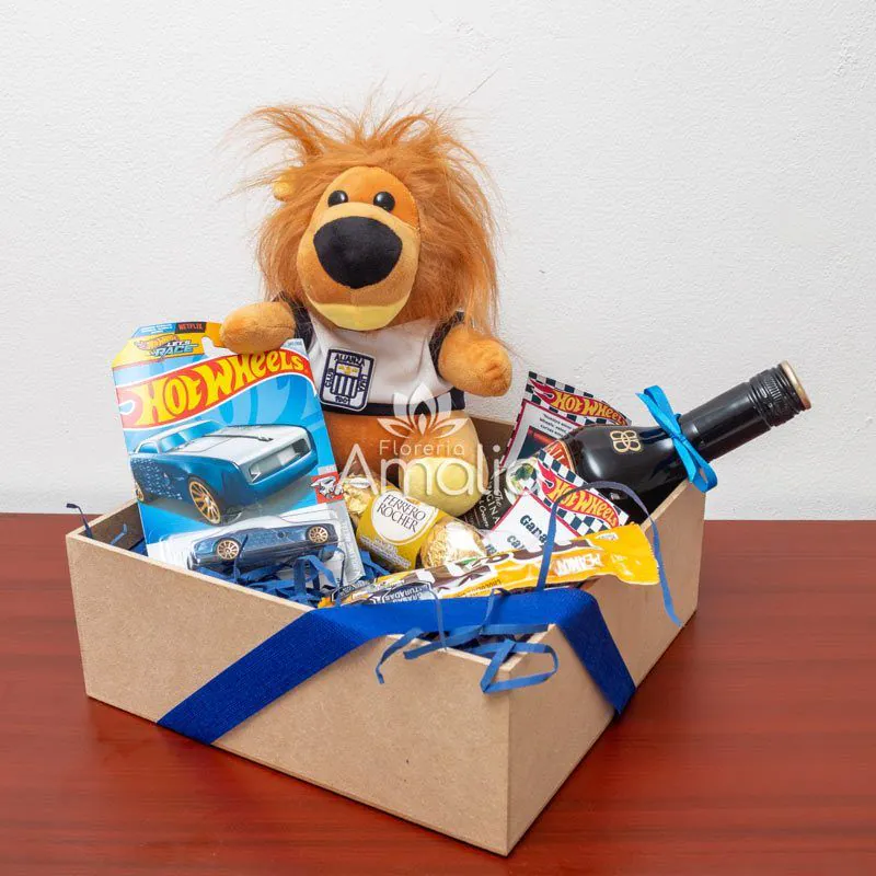 Caja decorativa con peluche de león, autos Hot Wheels, chocolates Ferrero Rocher y botella decorativa, ideal para regalos personalizados para hombres.