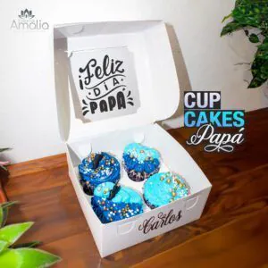 Caja de cupcakes decorados en tonos azules para el Día del Padre con mensaje ‘¡Feliz Día Papá!’ y diseño personalizado con perlas comestibles y detalles elegantes.