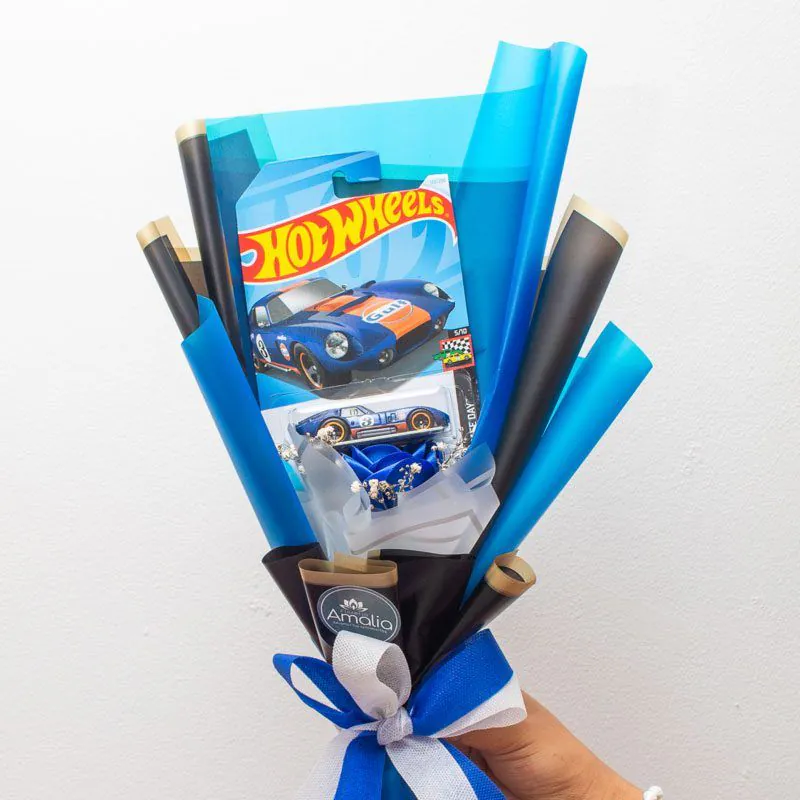 Ramo decorativo con un auto Hot Wheels exclusivo, decorado en tonos azul y negro, ideal para regalos personalizados.